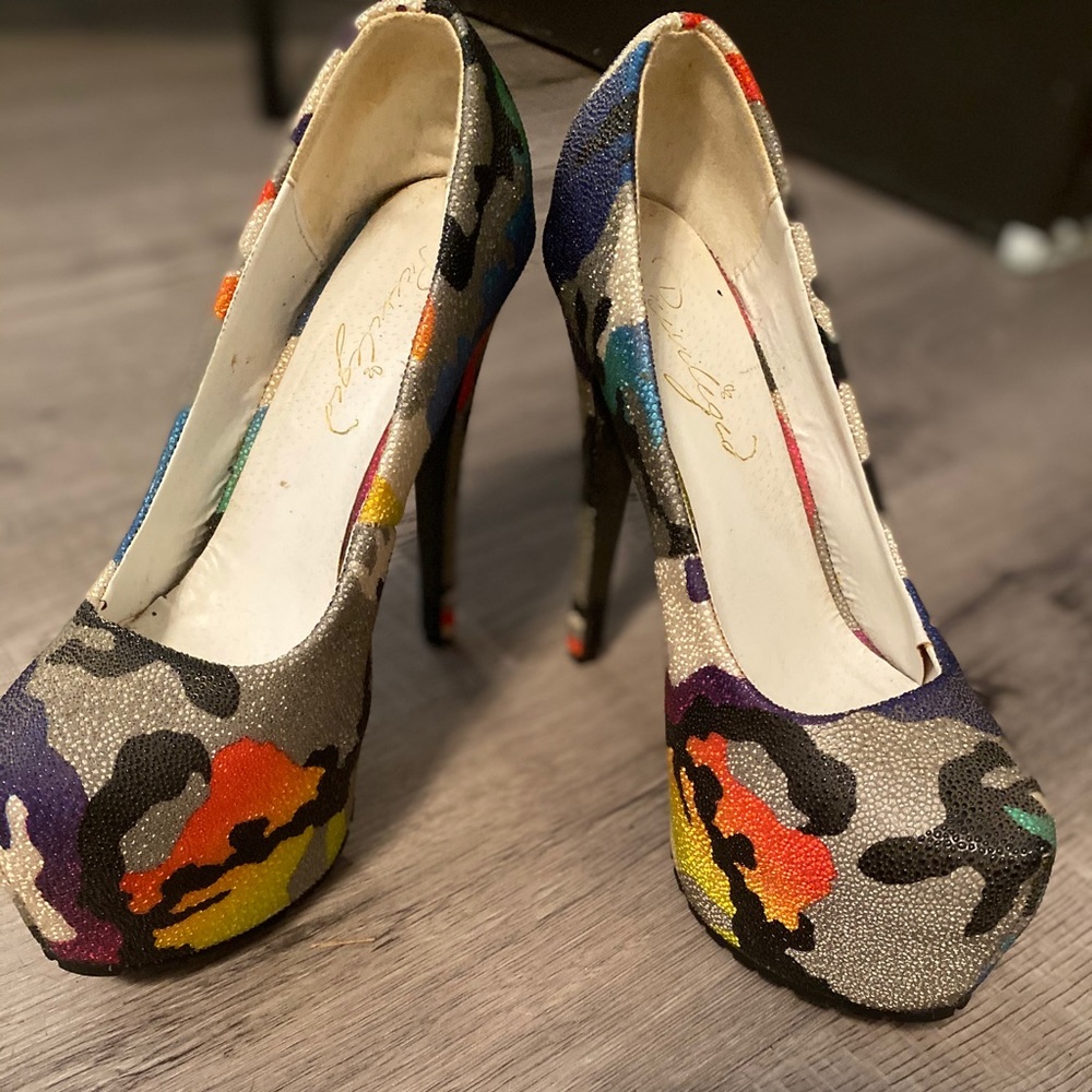 Privileged camouflage platform heels
